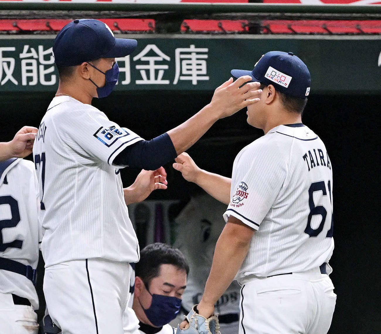 西武対楽天　8回表を投げ終えた西武平良（右）を迎える内海（撮影・滝沢徹郎）