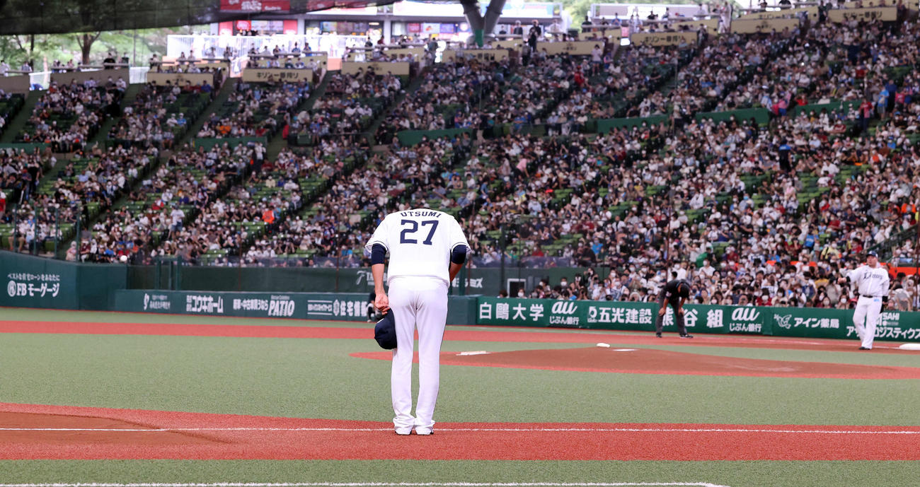 西武対楽天　西武先発の内海は、一礼してマウンドに向かう（撮影・浅見桂子）