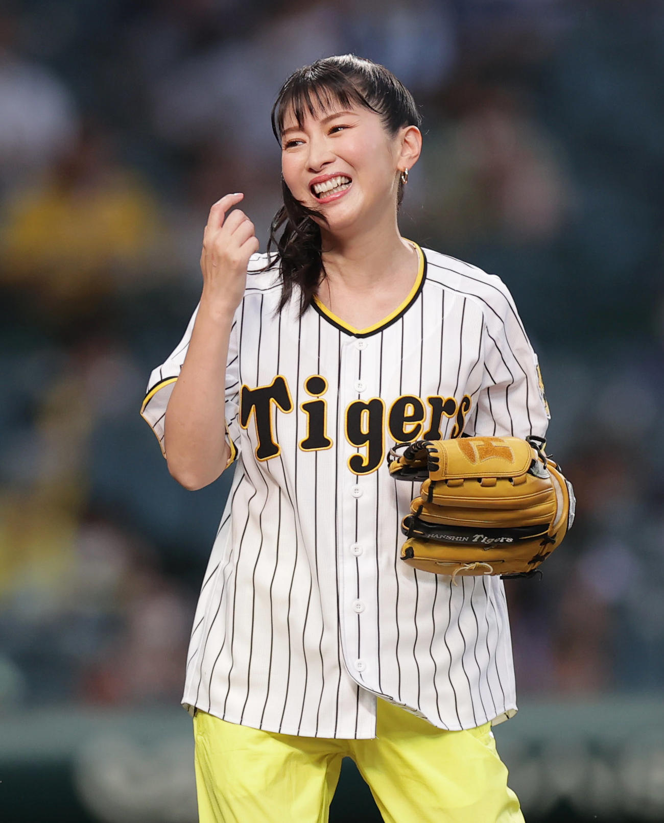 阪神対ヤクルト　「涼宮ハルヒの球宴」ファーストピッチセレモニーで笑顔を見せる声優の茅原実里（撮影・前田充）