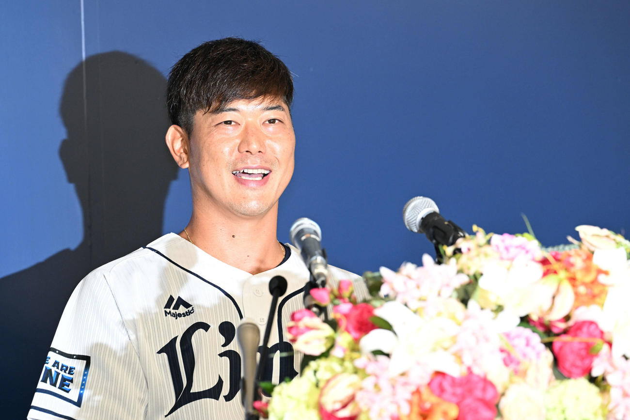 引退記者会見で笑顔を見せる西武内海（撮影・滝沢徹郎）