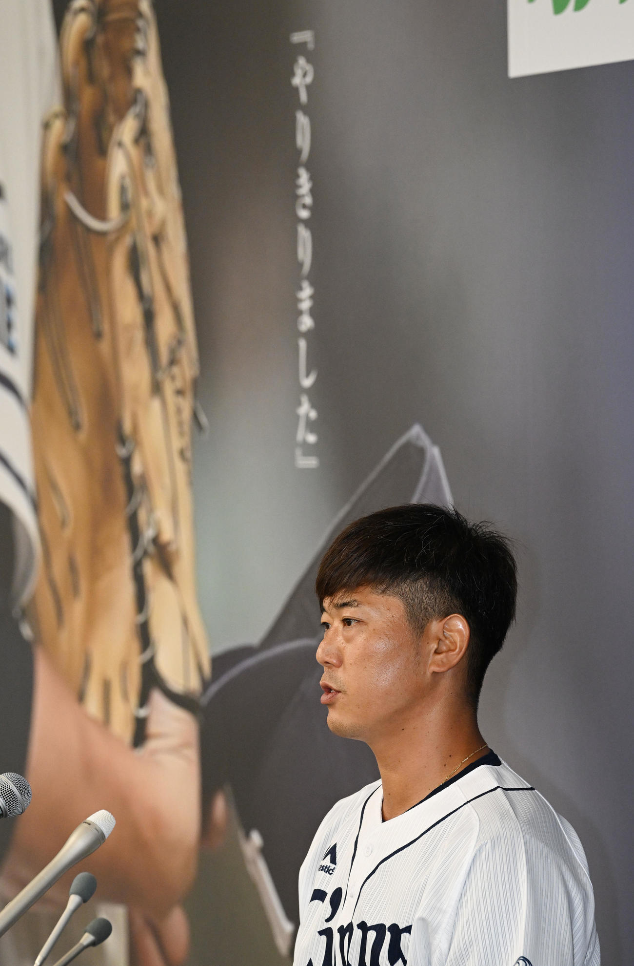 引退記者会見に臨む西武内海（撮影・滝沢徹郎）
