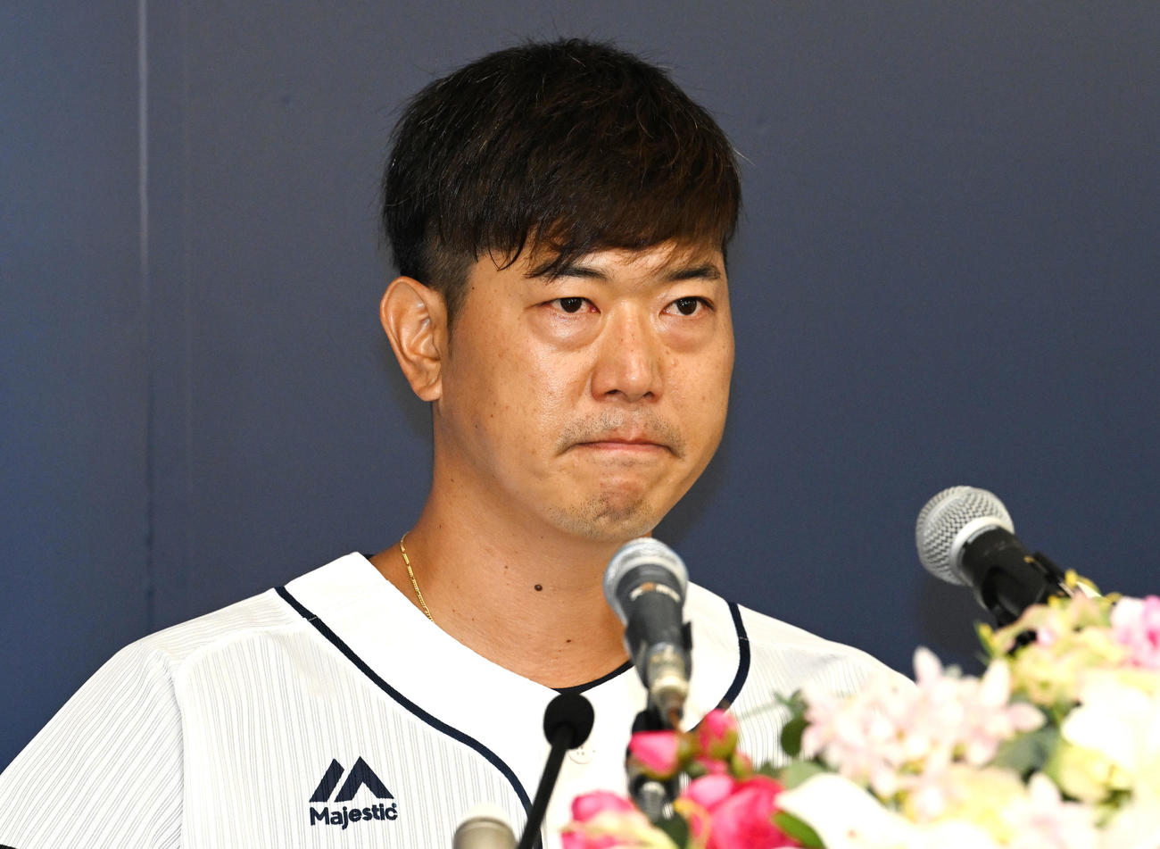 引退記者会見で感極まる西武内海（撮影・滝沢徹郎）