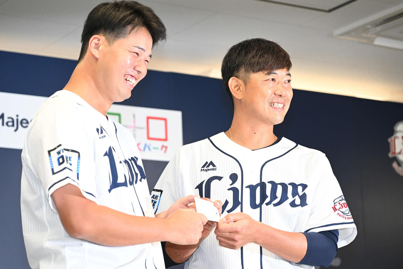 サプライズで西武渡辺（左）から朗読された手紙を受け取る内海（撮影・滝沢徹郎）