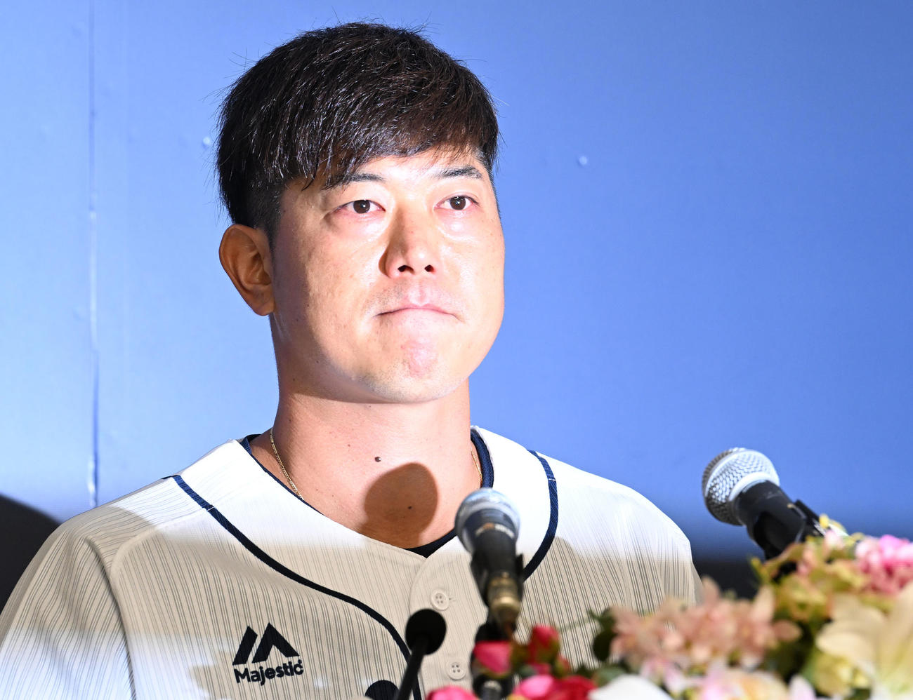 引退記者会見で感極まる西武内海（撮影・滝沢徹郎）
