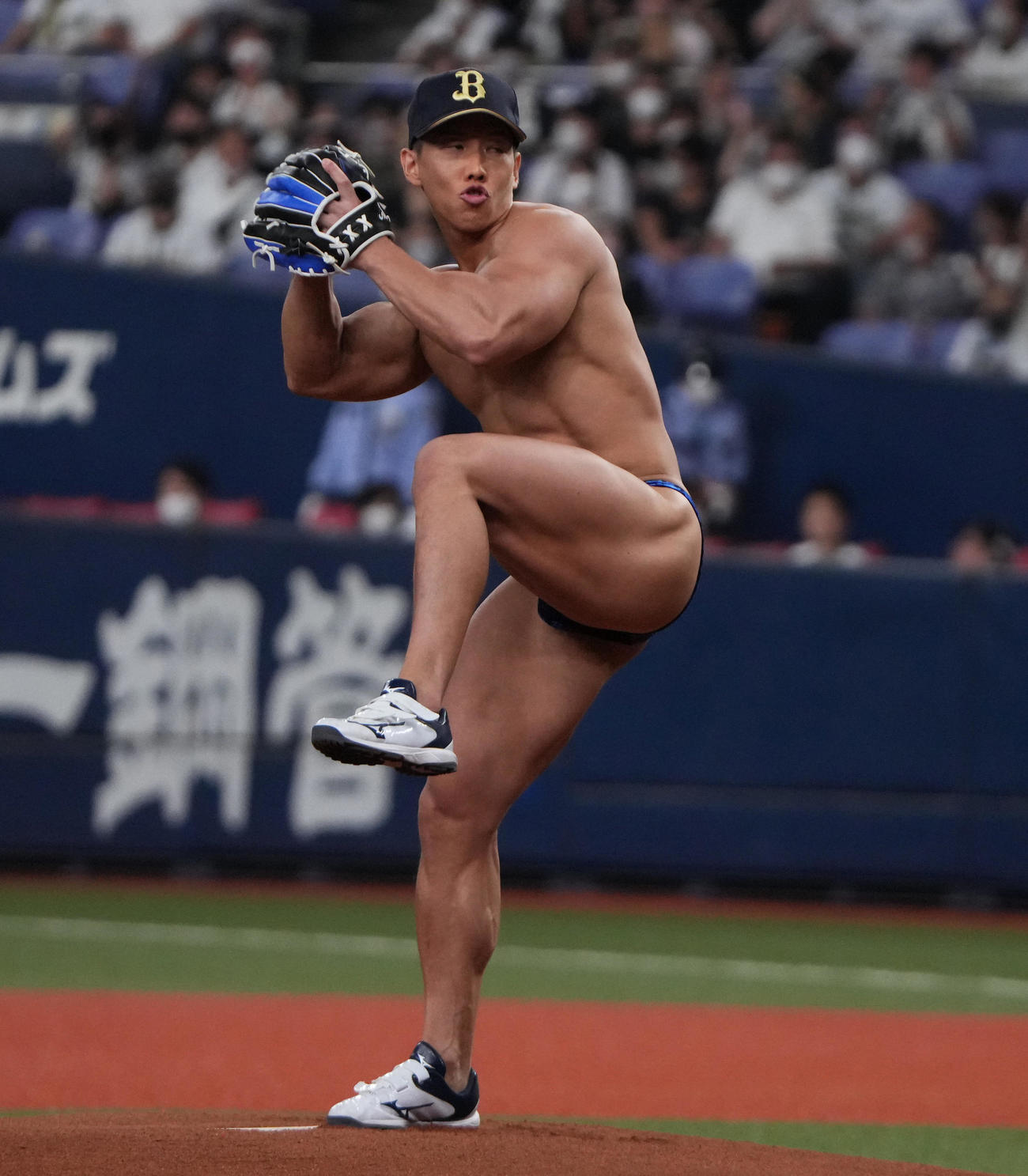 オリックス対ソフトバンク　ユニホームを脱ぎ始球式を行うボディービルダーの横川尚隆（撮影・清水貴仁）