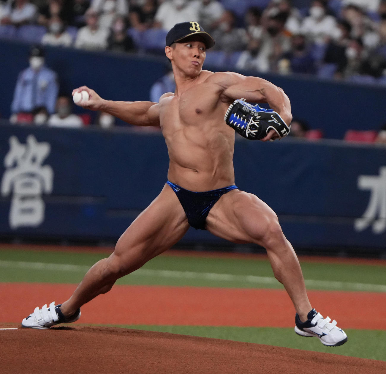 オリックス対ソフトバンク　ユニホームを脱ぎ始球式を行うボディービルダーの横川尚隆（撮影・清水貴仁）