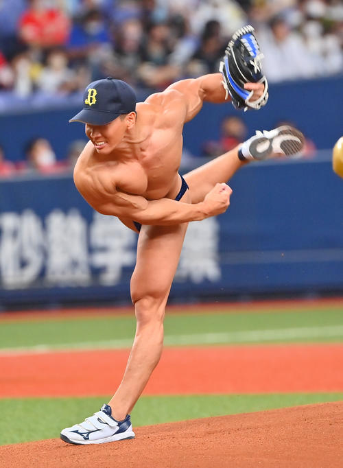 オリックス対ソフトバンク　特別始球式を行うプロボディービルダーの横川尚隆（撮影・和賀正仁）