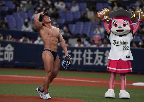 オリックス対ソフトバンク　ユニホームを脱ぎ始球式を行うボディービルダーの横川尚隆（撮影・清水貴仁）