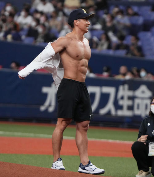 オリックス対ソフトバンク　ユニホームを脱ぎ始球式を行うボディービルダーの横川尚隆（撮影・清水貴仁）