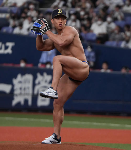 オリックス対ソフトバンク　ユニホームを脱ぎ始球式を行うボディービルダーの横川尚隆（撮影・清水貴仁）