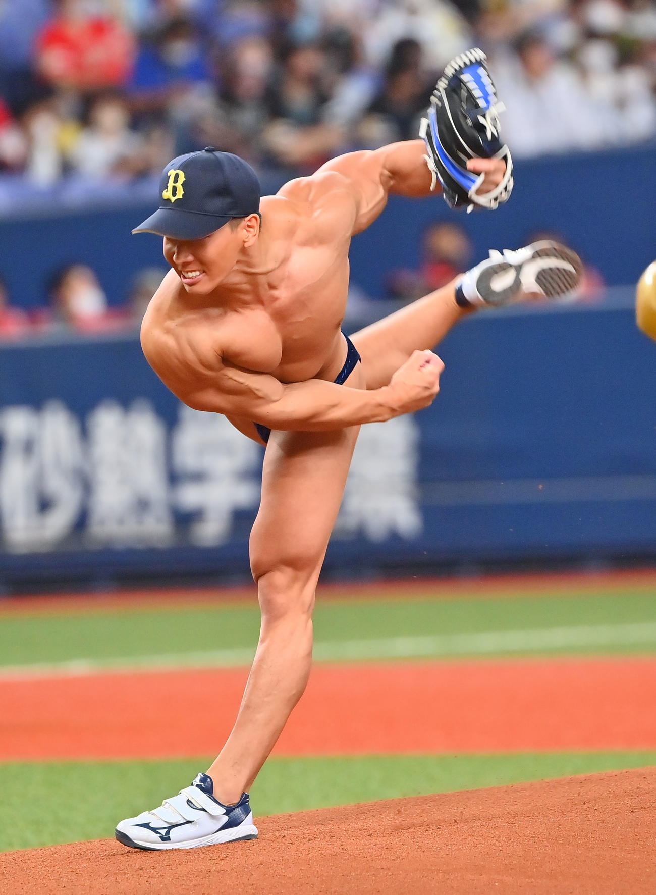 オリックス対ソフトバンク　特別始球式を行うプロボディービルダーの横川尚隆（撮影・和賀正仁）