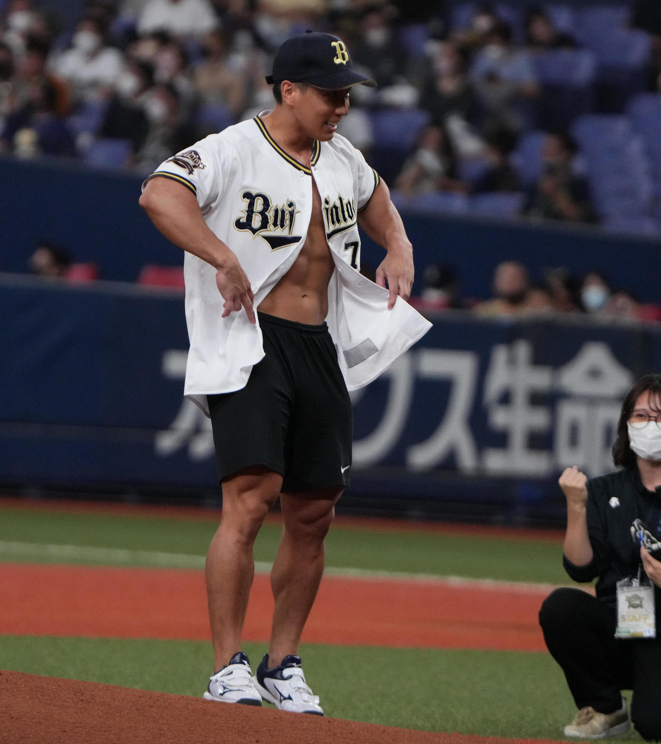 オリックス対ソフトバンク　ユニホームを脱ぎ始球式を行うボディービルダーの横川尚隆（撮影・清水貴仁）
