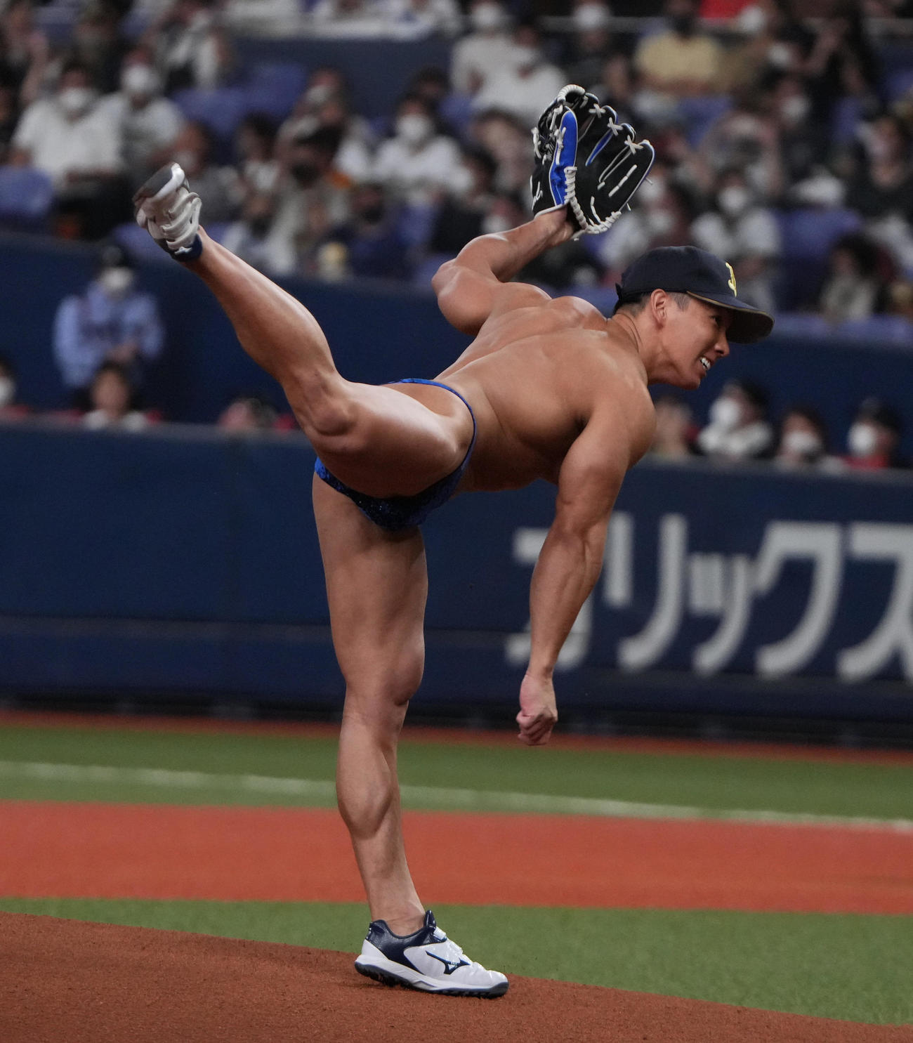 オリックス対ソフトバンク　ユニホームを脱ぎ始球式を行うボディービルダーの横川尚隆（撮影・清水貴仁）