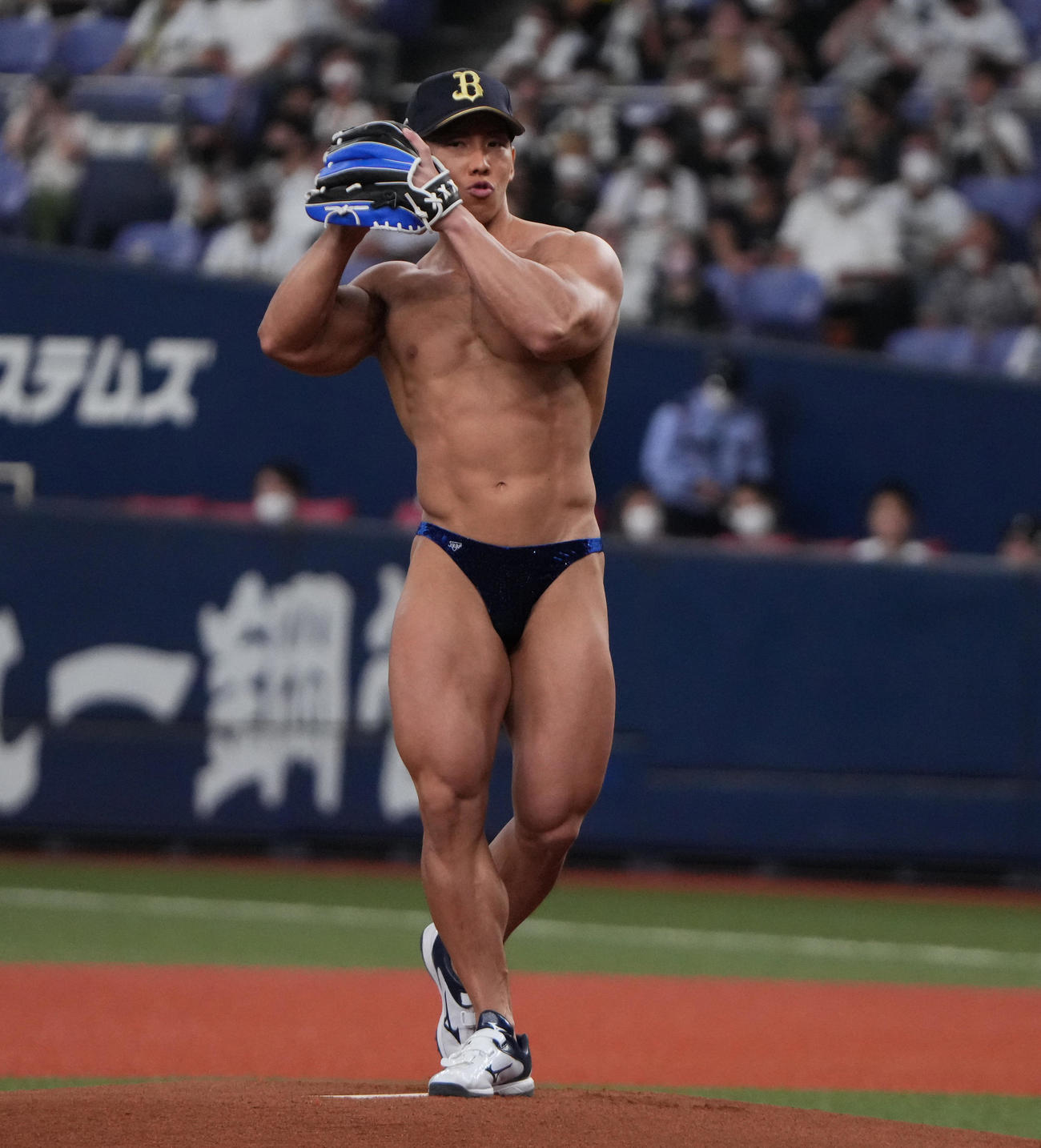 オリックス対ソフトバンク　ユニホームを脱ぎ始球式を行うボディービルダーの横川尚隆（撮影・清水貴仁）