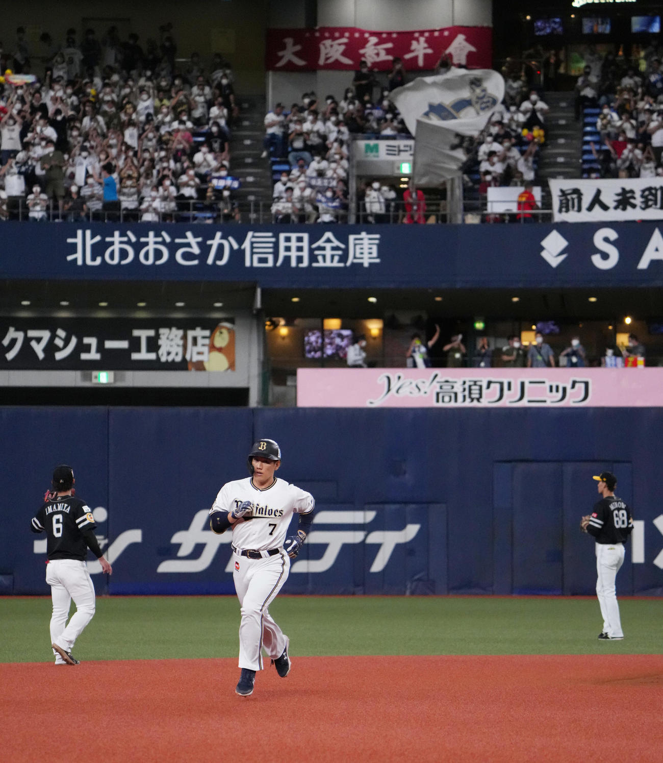 オリックス対ソフトバンク　1回裏ソフトバンク2死一塁、先制の右越え2点本塁打を放つ吉田正（撮影・清水貴仁）