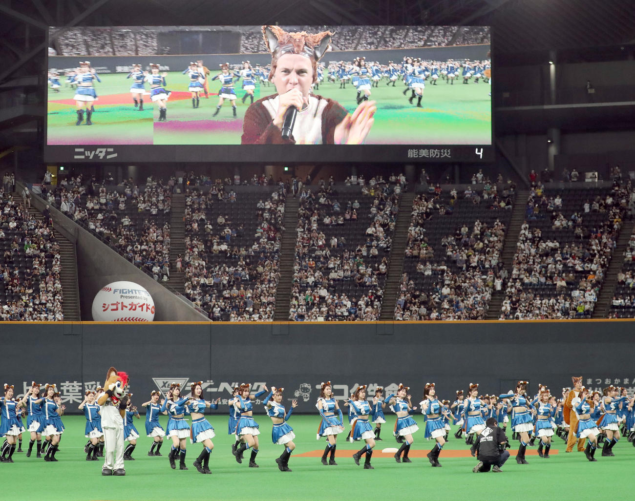 日本ハム対ロッテ　試合前、「TheFox」を熱唱するYlvisと踊るファイターズガール（撮影・佐藤翔太）