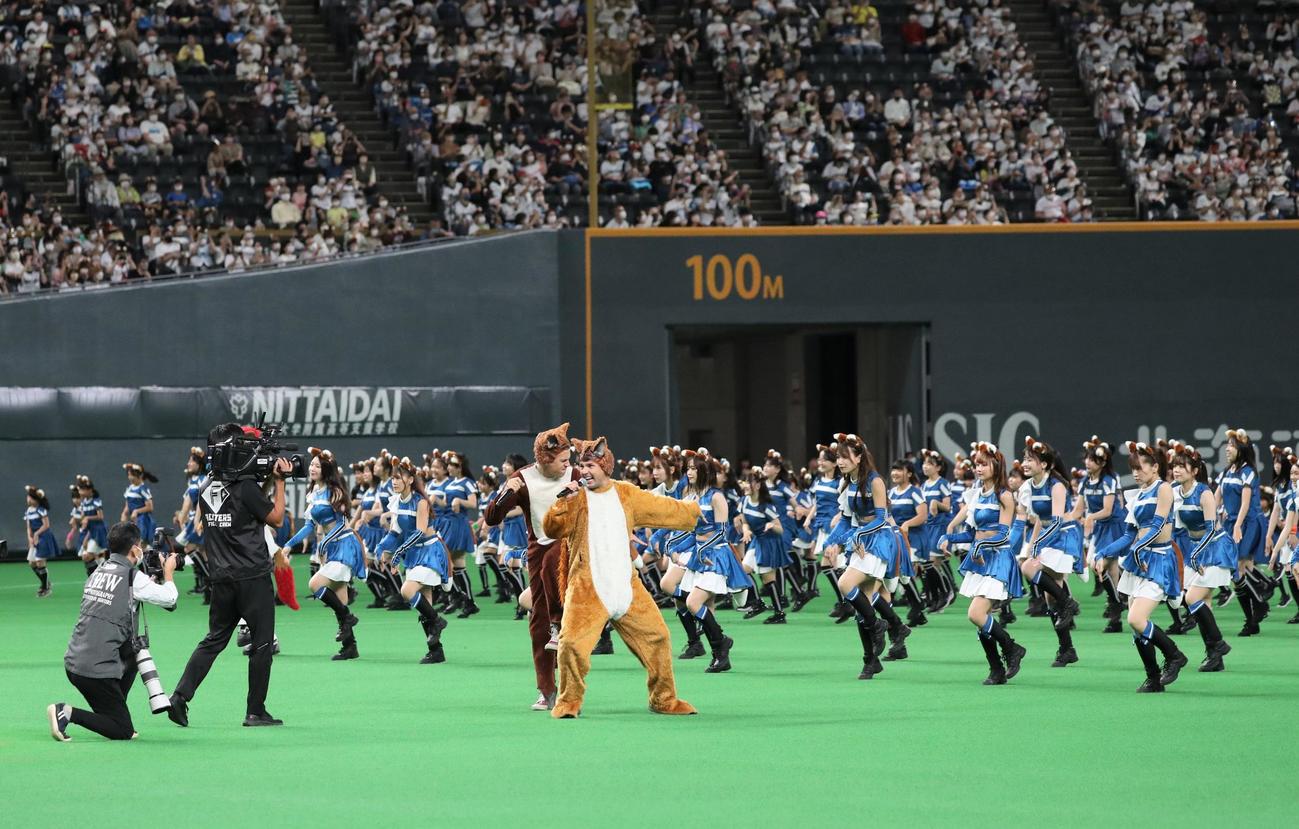 日本ハム対ロッテ　ファイターズガールと「きつねダンス」を踊るYlvis（撮影・黒川智章）