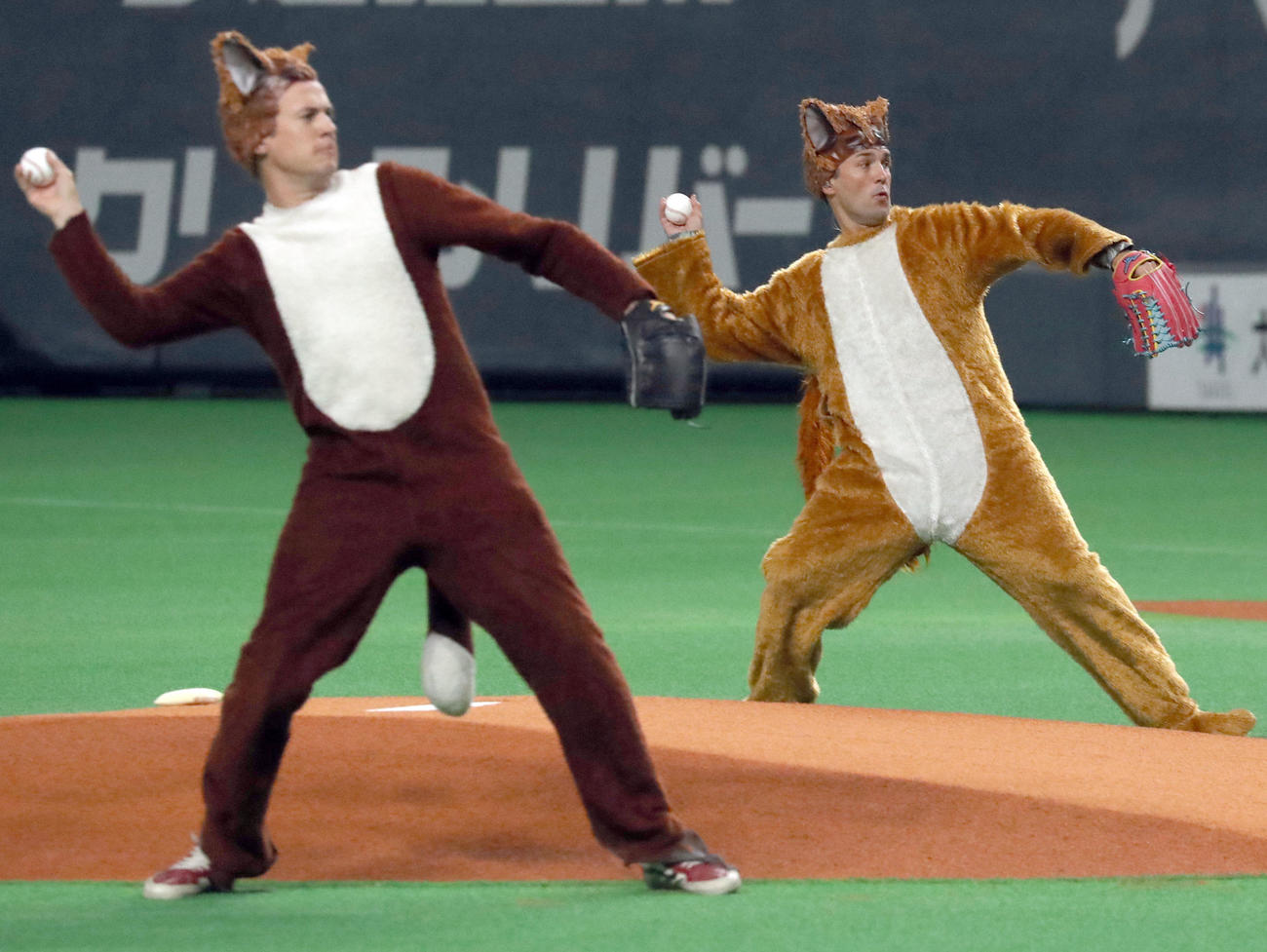 日本ハム対ロッテ　試合前、ファーストピッチセレモニーを務めるYlvis（撮影・佐藤翔太）