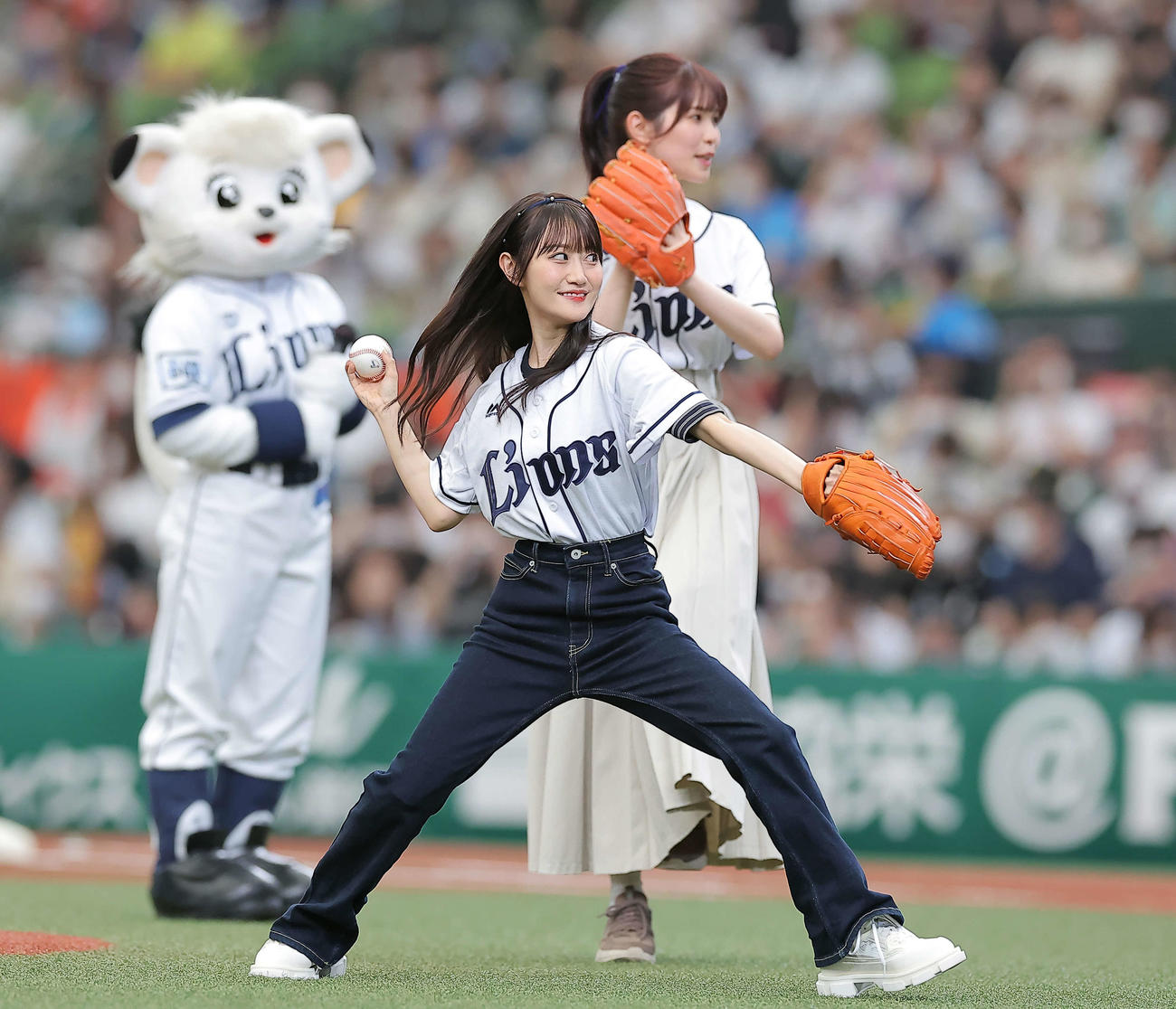 西武対楽天　セレモニアルピッチに登場した声優の小倉唯（手前）と岩井映美里（撮影・浅見桂子）