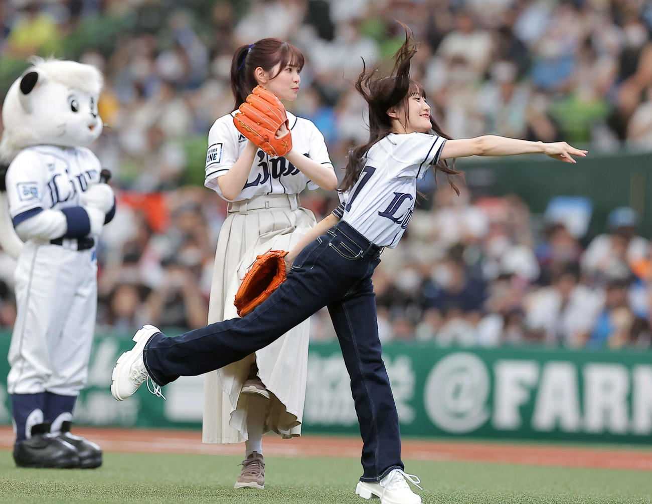 西武対楽天　セレモニアルピッチに登場した声優の小倉唯（手前）と岩井映美里（撮影・浅見桂子）