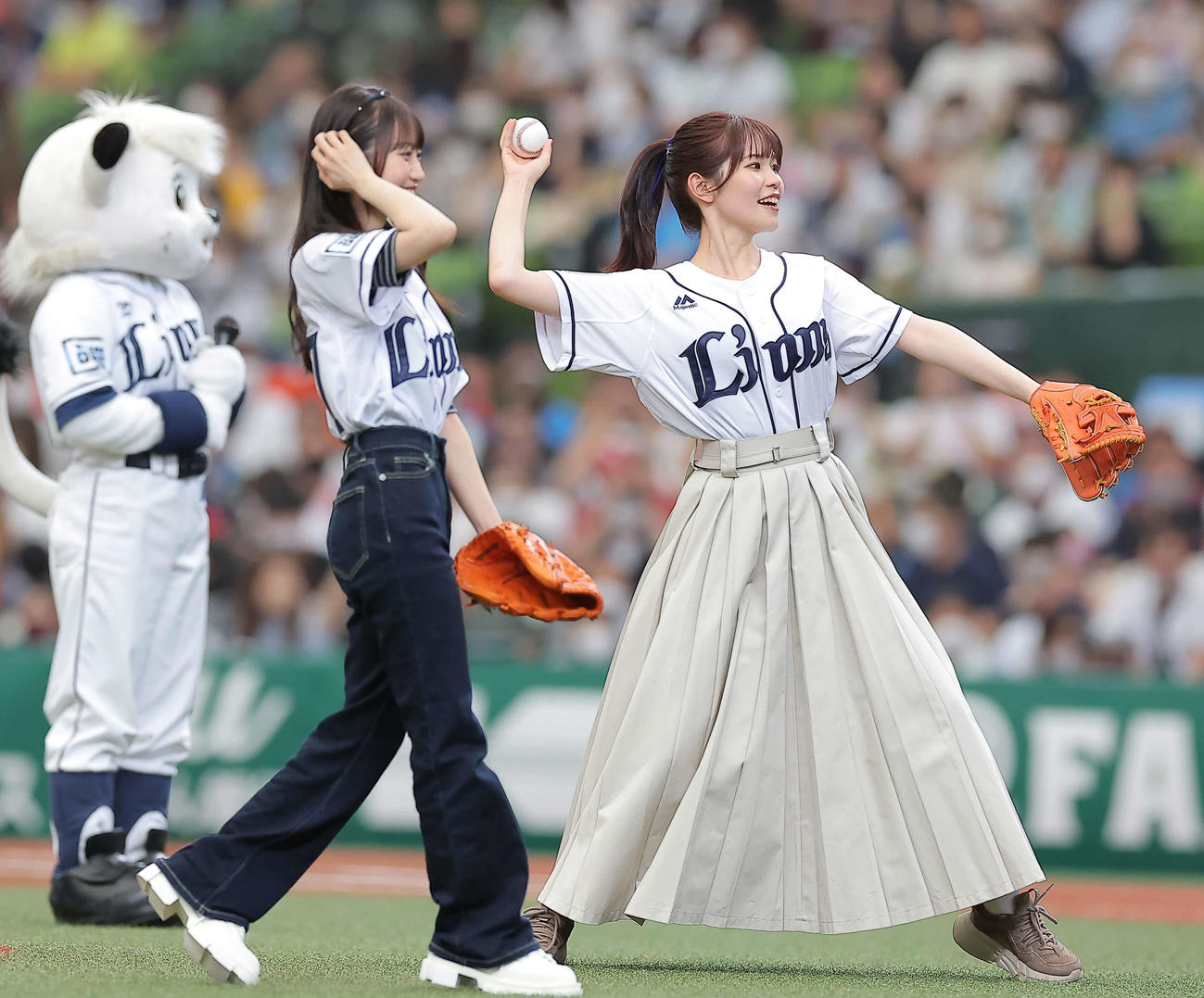 西武対楽天　セレモニアルピッチに登場した声優の小倉唯（手前）と岩井映美里（撮影・浅見桂子）