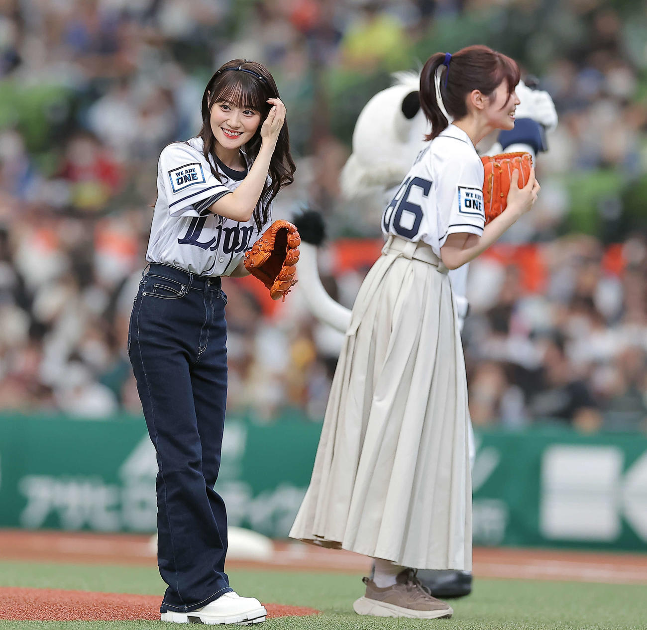 西武対楽天　セレモニアルピッチに登場した声優の小倉唯（手前）と岩井映美里（撮影・浅見桂子）