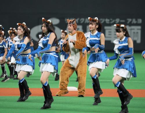 日本ハム きつねダンス 本家 が始球式 ボード 最高だったよ ヴェガード マネを本気で プロ野球写真ニュース 日刊スポーツ 日本ハム きつねダンス 本家 が始球式 ボード 最高だったよ ヴェガード マネを本気で プロ野球写真ニュース 日刊スポーツ