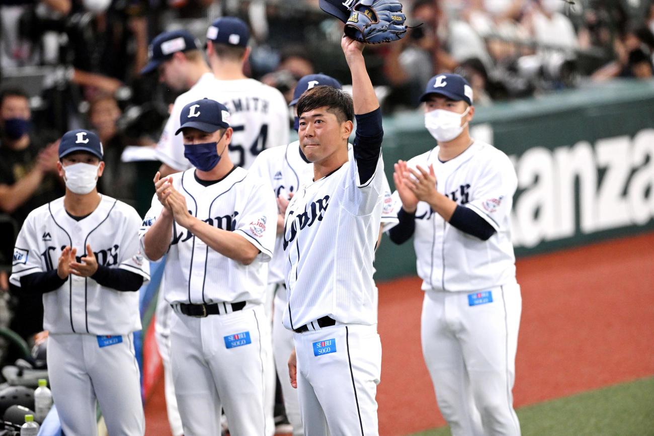 西武対楽天　引退試合の投球を終えた西武内海（手前）はスタンドに向かって手を上げる（撮影・滝沢徹郎）