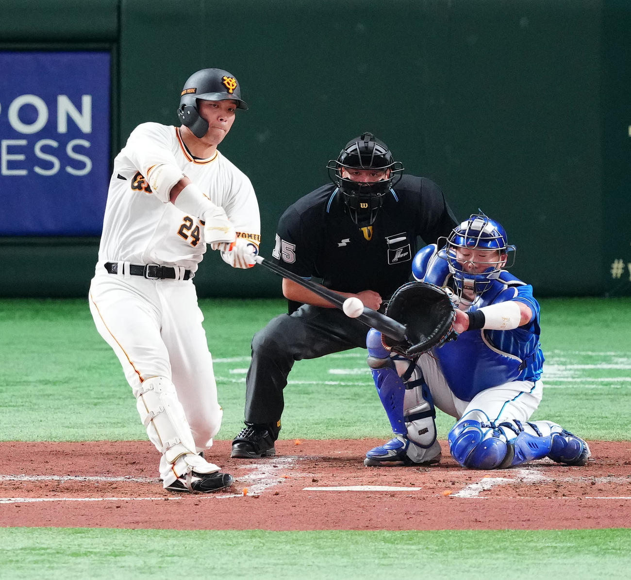 巨人対DeNA 2回裏巨人2死一塁、右越えに勝ち越し2点本塁打を放つ大城（撮影・江口和貴）