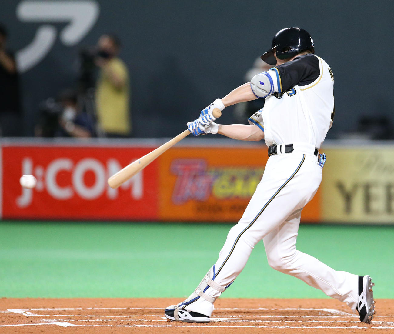 日本ハム対ロッテ　1回裏日本ハム無死一、三塁、先制となる左前適時打を放つ松本剛（撮影・佐藤翔太）