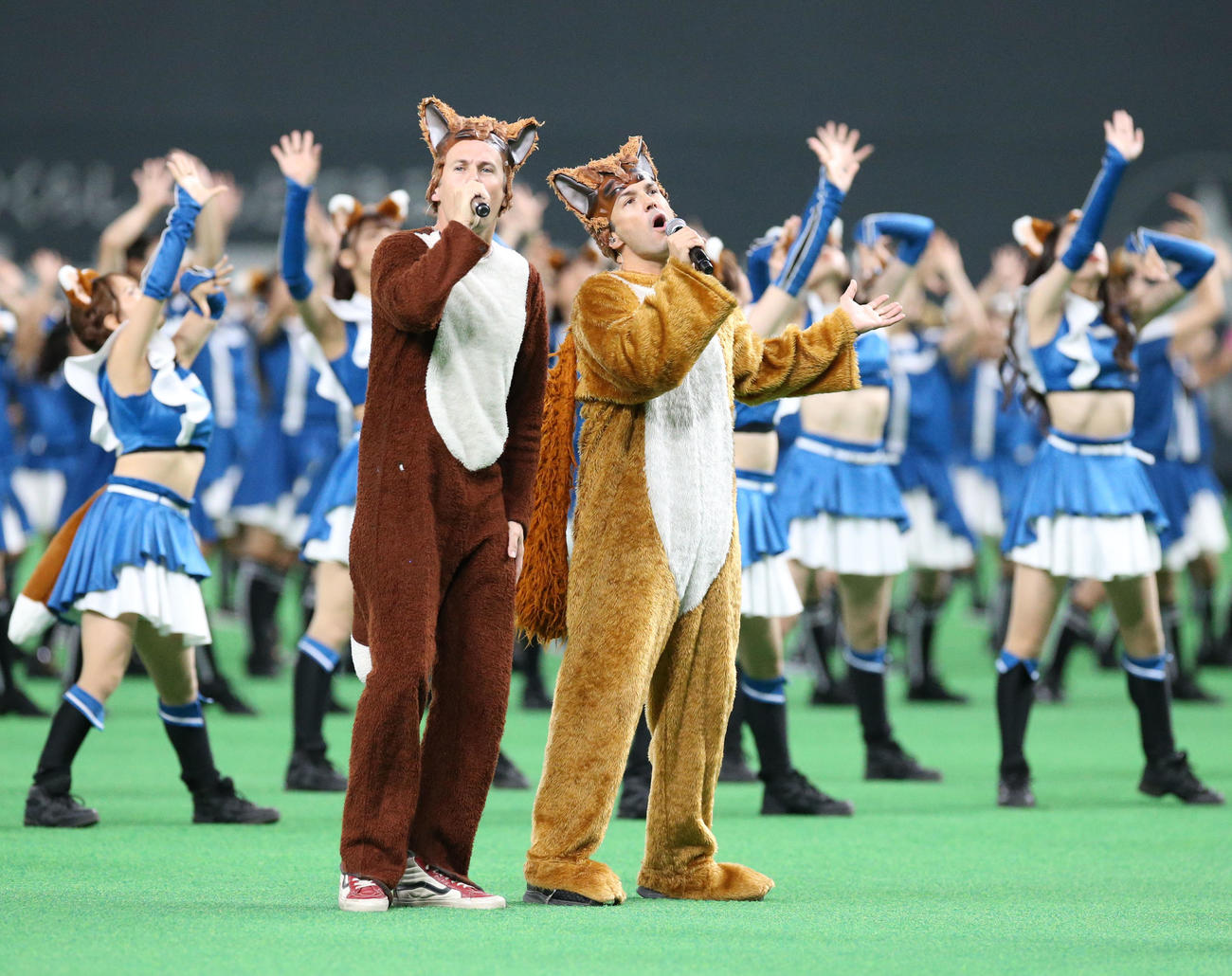 日本ハム対ロッテ　試合前、「TheFox」を熱唱するYlvis（撮影・佐藤翔太）