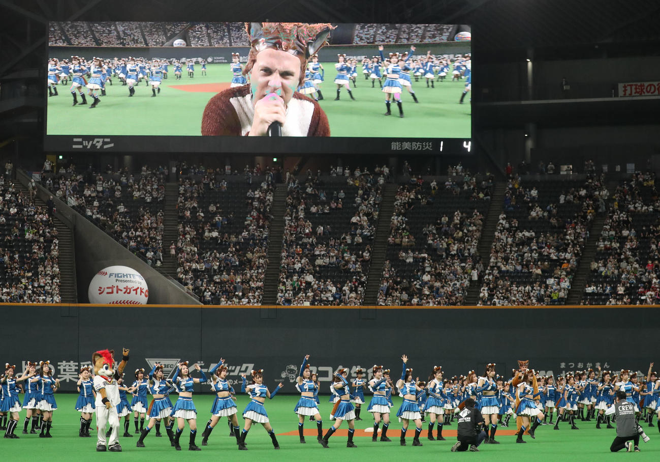日本ハム対ロッテ　試合前、「TheFox」を熱唱するYlvisと踊るファイターズガール（撮影・佐藤翔太）