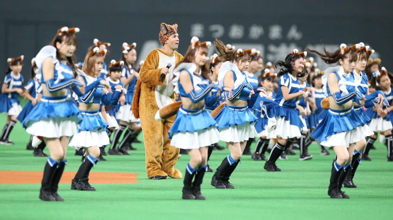 日本ハム対ロッテ　試合前、「TheFox」を熱唱するYlvisと踊るファイターズガール（撮影・佐藤翔太）