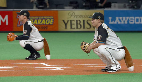 日本ハム対ロッテ　試合前、Ylvisの投球を受ける杉谷（左後方）と松本剛（撮影・佐藤翔太）