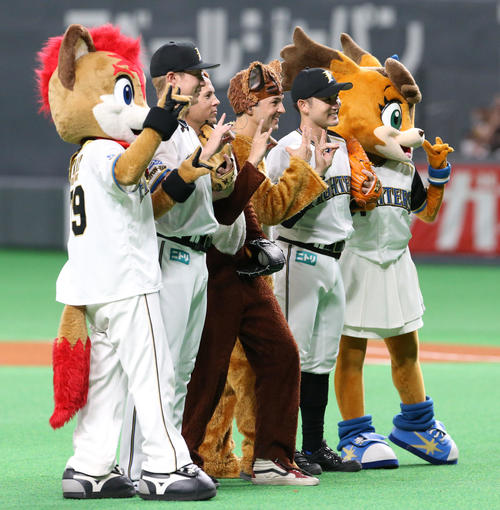 日本ハム対ロッテ　歌唱後、記念撮影をする左から松本剛、Ylvis、杉谷（撮影・佐藤翔太）