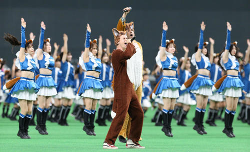 日本ハム対ロッテ　試合前、「TheFox」を熱唱するYlvisとファイターズガール（撮影・佐藤翔太）