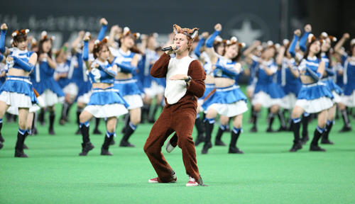 日本ハム対ロッテ　試合前、「TheFox」を熱唱するYlvisと踊るファイターズガール（撮影・佐藤翔太）