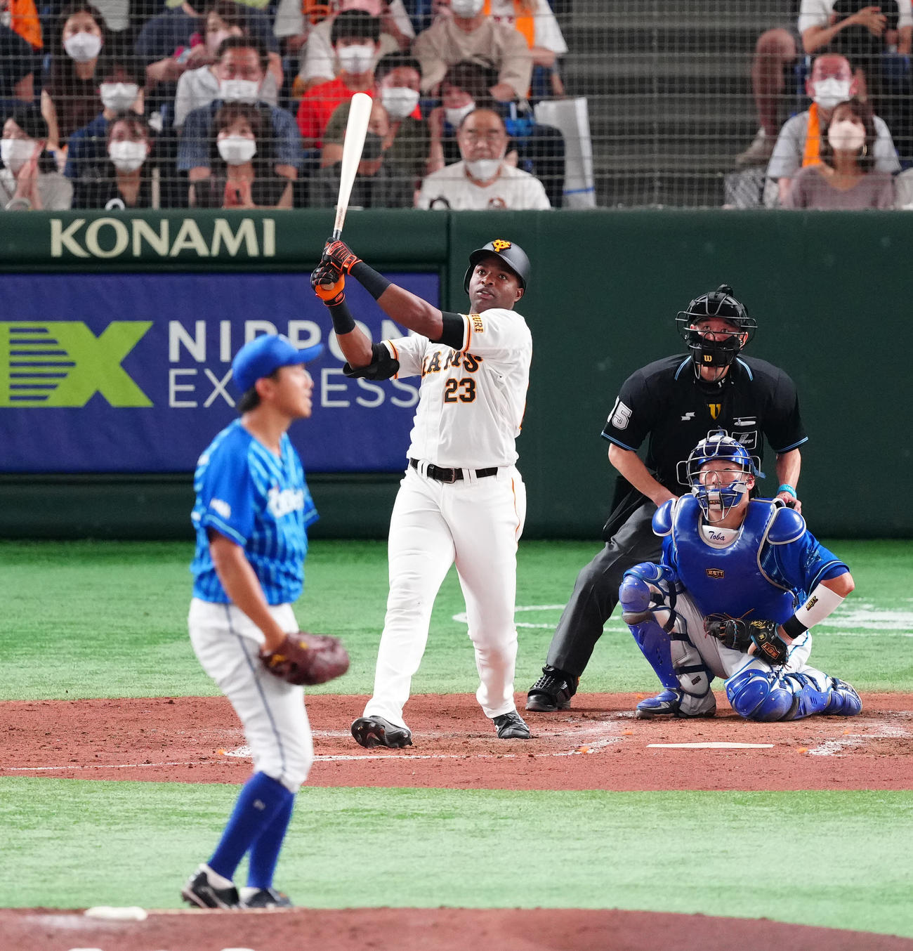 巨人対DeNA 4回裏巨人2死、中越えソロ本塁打を放つポランコ。投手今永（撮影・江口和貴）