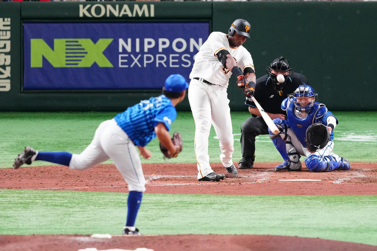 巨人対DeNA 4回裏巨人2死、中越えソロ本塁打を放つポランコ。投手今永（撮影・江口和貴）