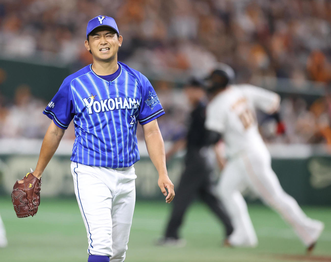 巨人対DeNA 2回裏巨人無死、中田（後方）にソロ本塁打を打たれ、悔しがる今永（撮影・狩俣裕三）