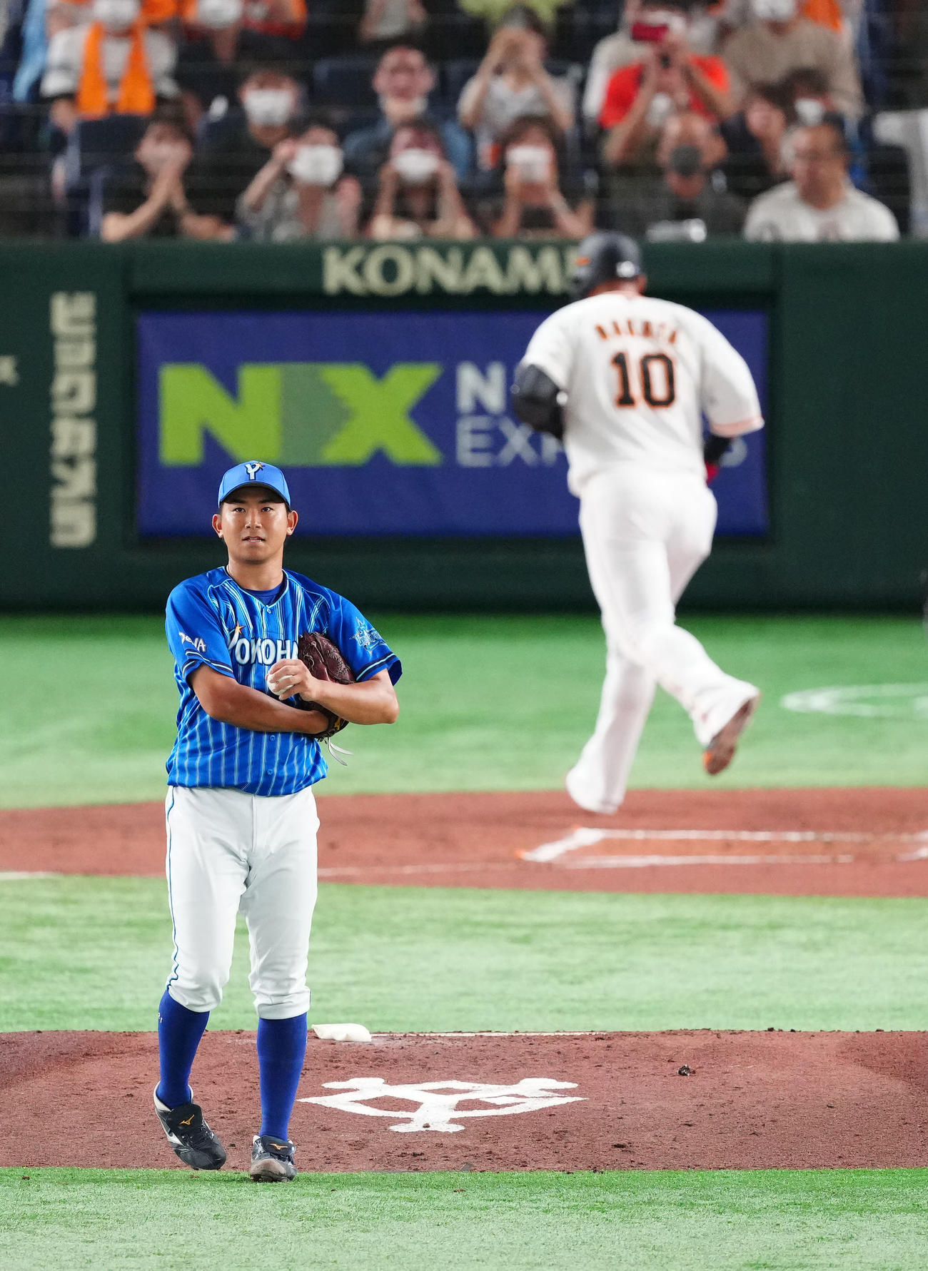 巨人対DeNA 2回裏巨人無死、中田（後方）に同点ソロ本塁打を浴びた今永（撮影・江口和貴）