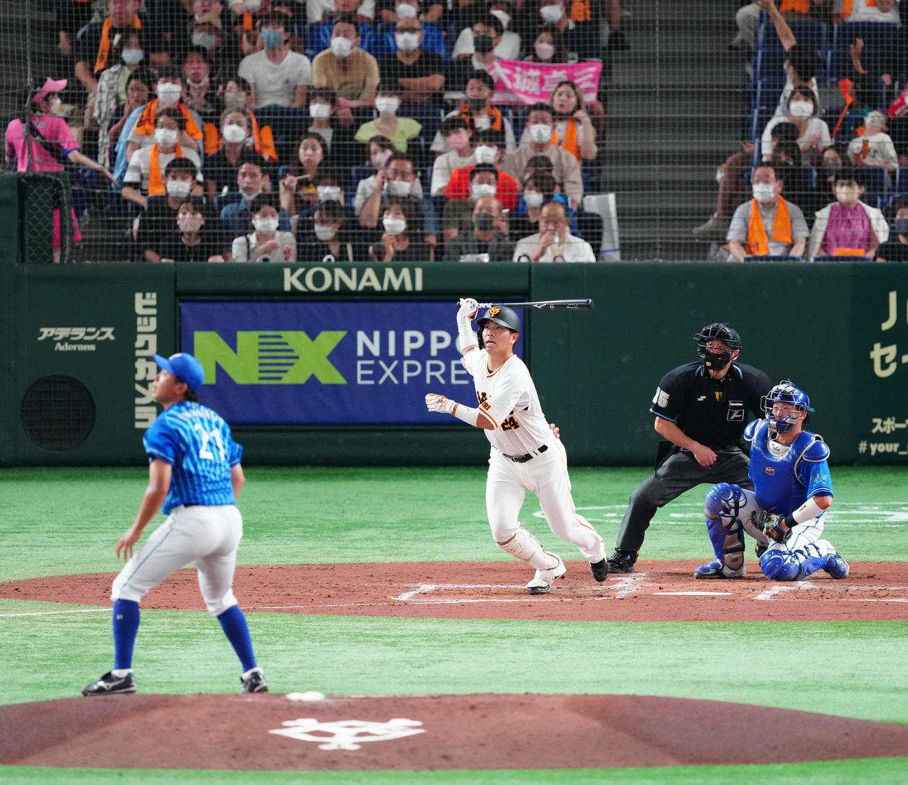 巨人対DeNA 2回裏巨人2死一塁、右越えに勝ち越し2点本塁打を放つ大城。投手今永（撮影・江口和貴）