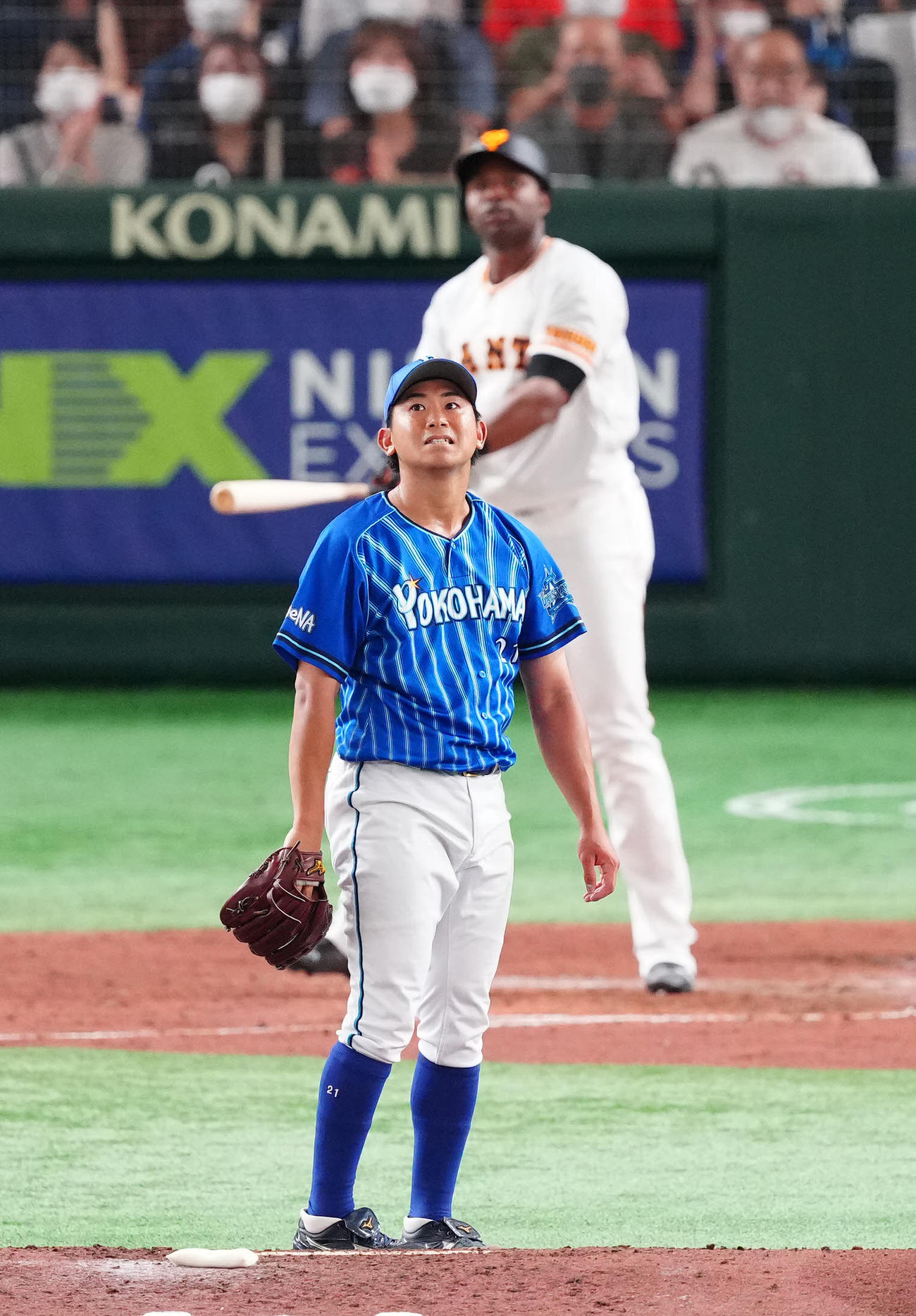 巨人対DeNA 4回裏巨人2死、ポランコ（後方）にソロ本塁打を浴びる今永（撮影・江口和貴）