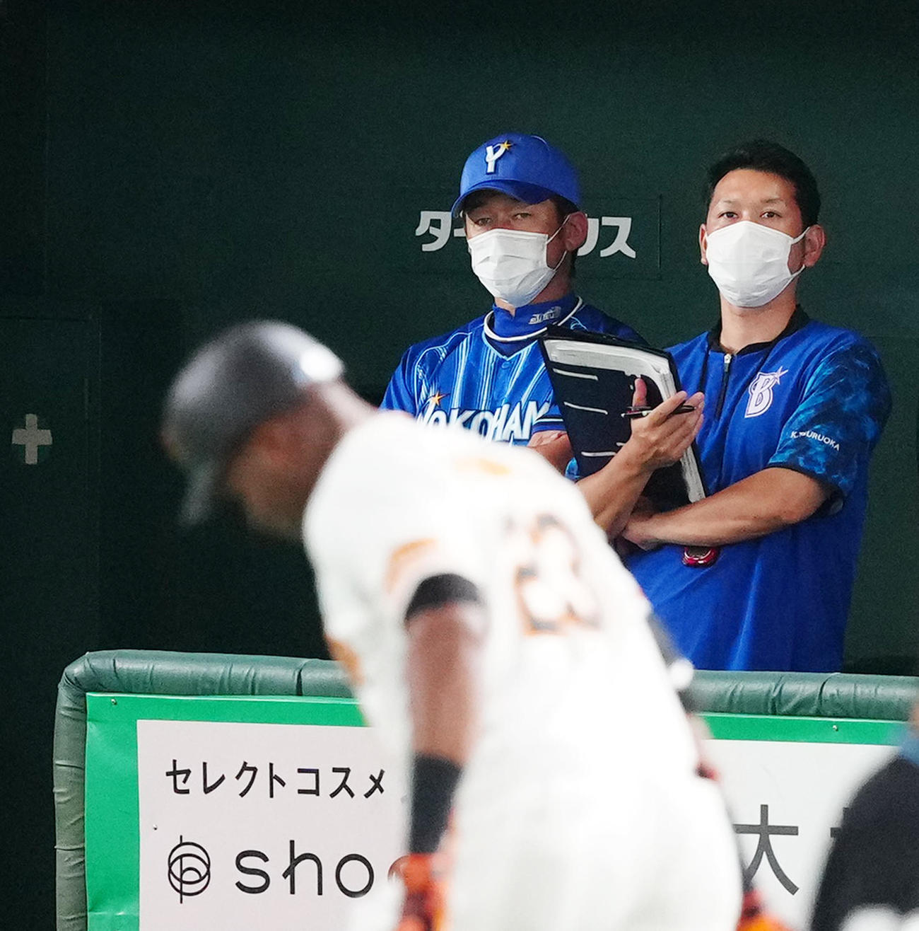 巨人対DeNA 4回裏巨人2死、今永がポランコ（手前）にソロ本塁打を浴び、ベンチで厳しい表情の三浦監督（左）（撮影・江口和貴）