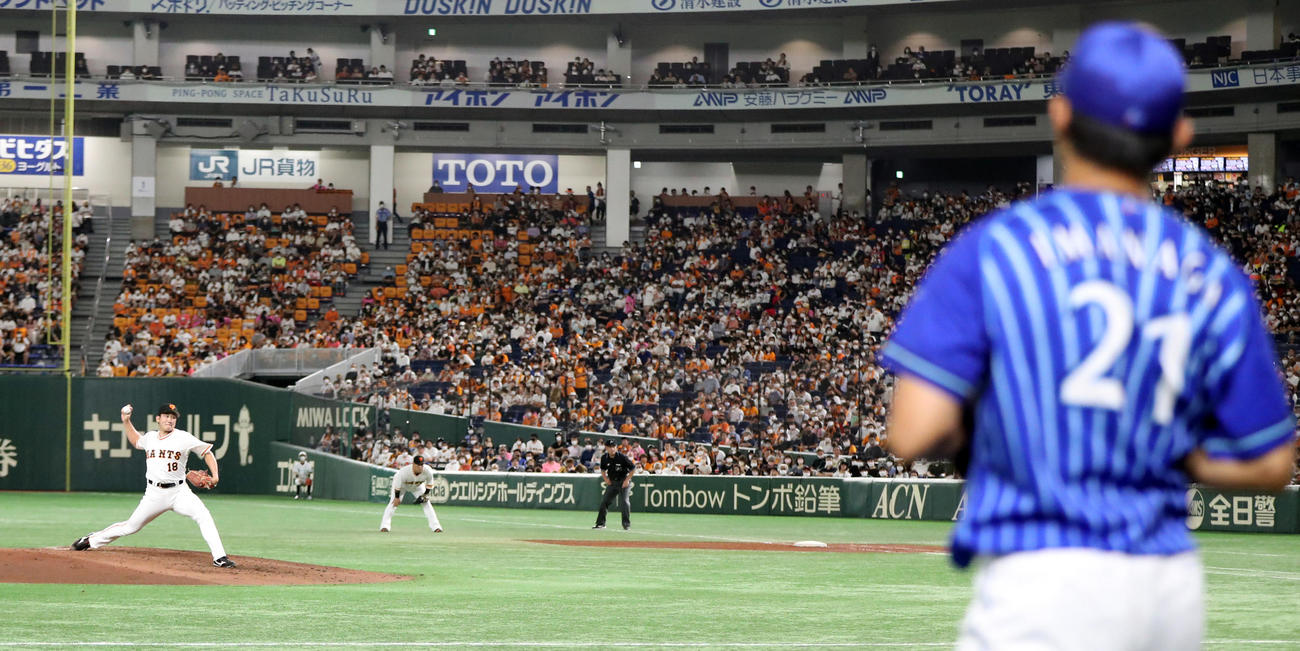 巨人対DeNA 4回表、今永が見つめる中、力投する巨人先発の菅野（撮影・狩俣裕三）