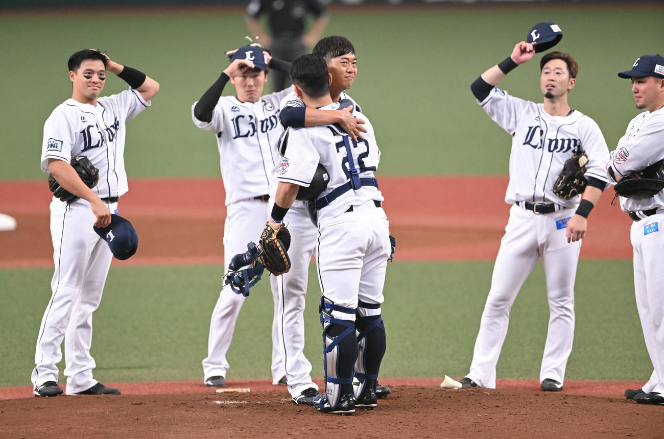 西武対楽天　引退試合の投球を終えた西武内海（左から3人目）は捕手古賀と抱き合う（撮影・滝沢徹郎）