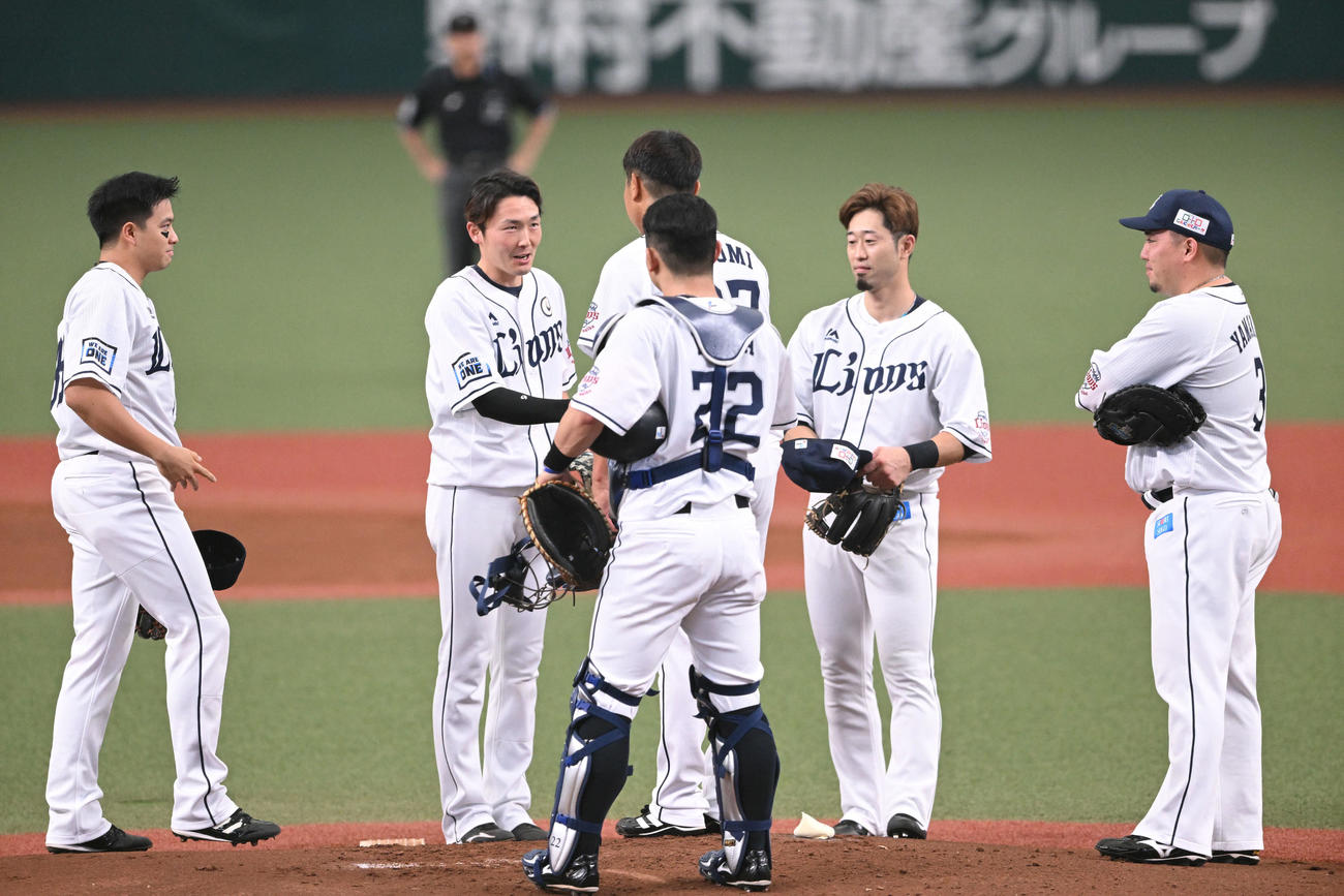西武対楽天　引退試合の投球を終えた西武内海（左から3人目）は源田（左から2人目）と握手を交わす（撮影・滝沢徹郎）