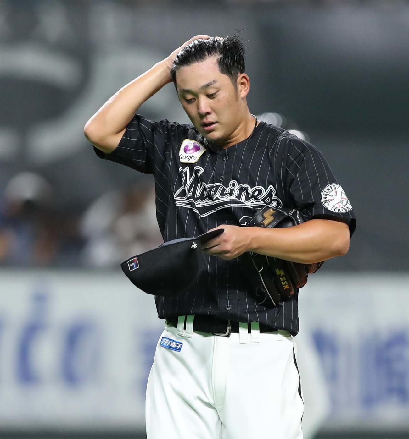 日本ハム対ロッテ　2回裏、途中降板する鈴木（撮影・黒川智章）