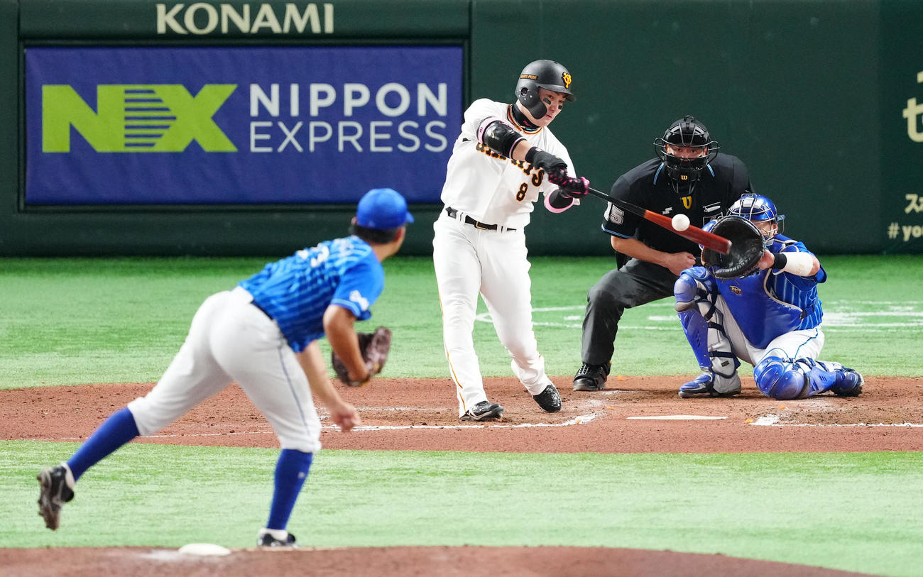 巨人対DeNA 6回裏巨人1死、右越えソロ本塁打を放つ丸。投手今永（撮影・江口和貴）
