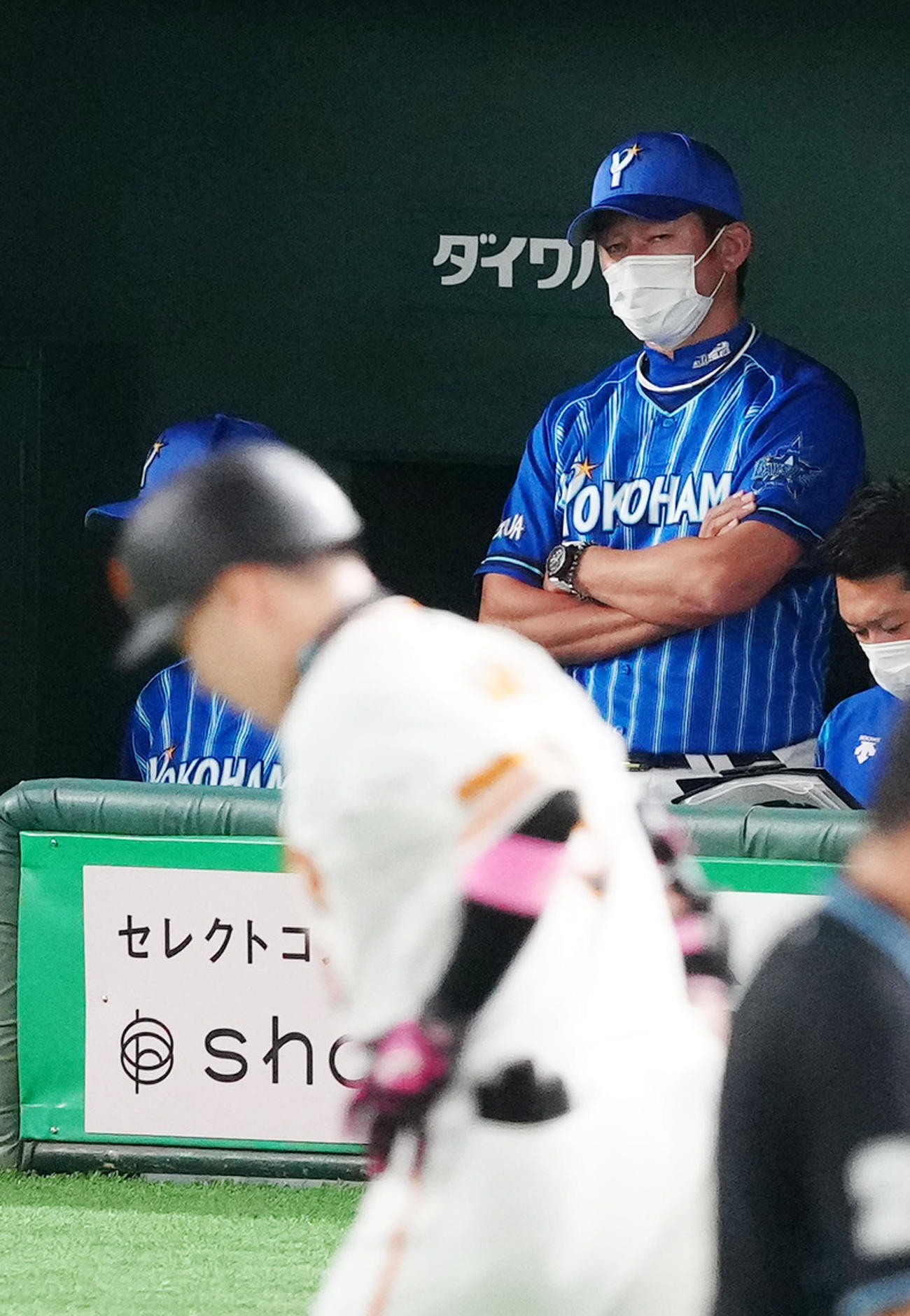 巨人対DeNA 6回裏巨人1死、今永が丸（手前）にソロ本塁打を浴び、ベンチで厳しい表情の三浦監督（撮影・江口和貴）